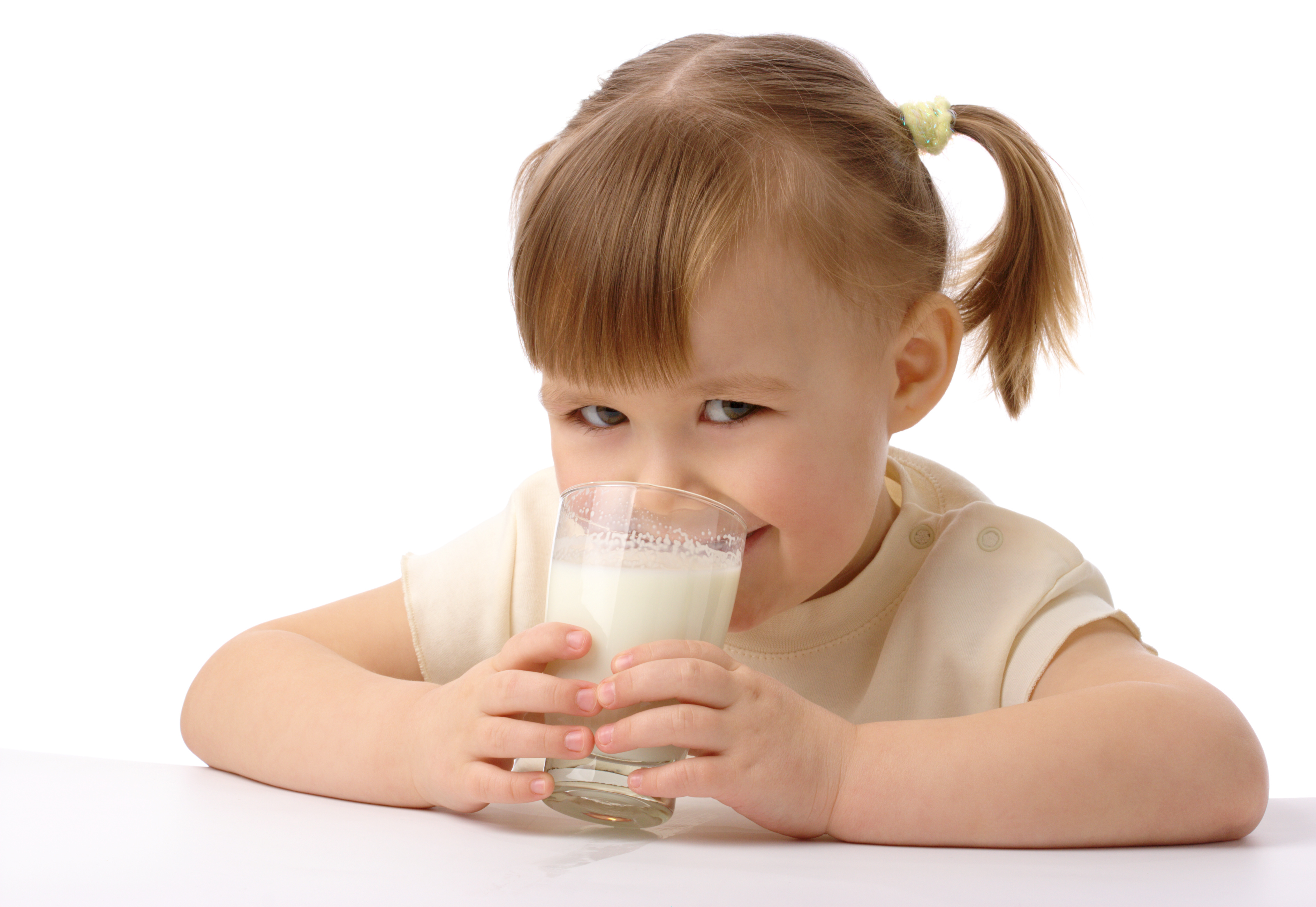 Невкусное молоко. Ребенок пьет молоко. Молоко для детей. Девочка пьет молоко. Дети пьют молоко для детей.